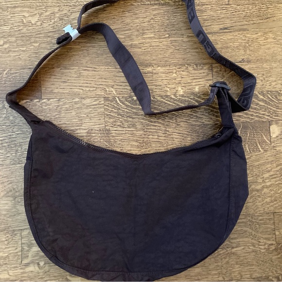 Baggy SOLD OUT Urban Outfitters Exclusive Strawberry Embroidered Medium Creacent - Picture 3 of 3